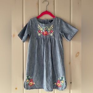 BABY GAP girls chambray denim dress with floral embroidery.  Size 5T